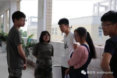 学校为校园接待志愿者颁发聘书