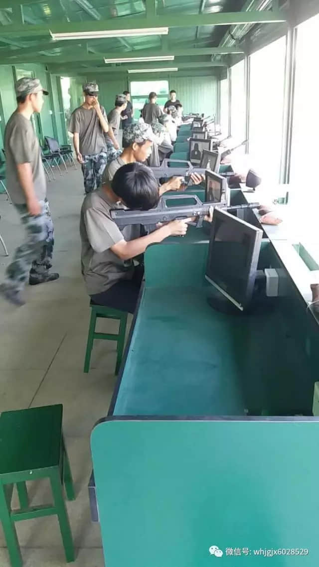 军训“打靶归来” 实弹射击令学生兴奋