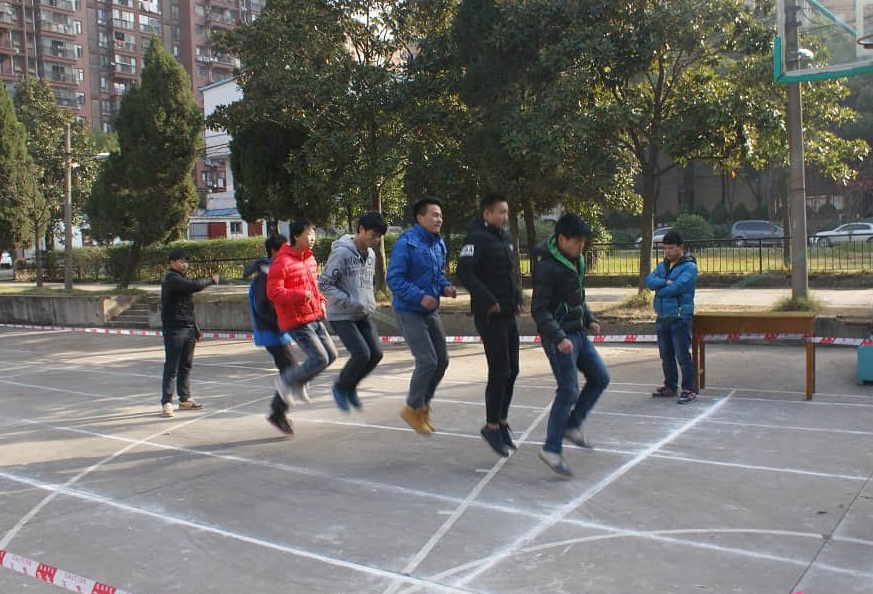 我校成功举办2015年冬季趣味运动会