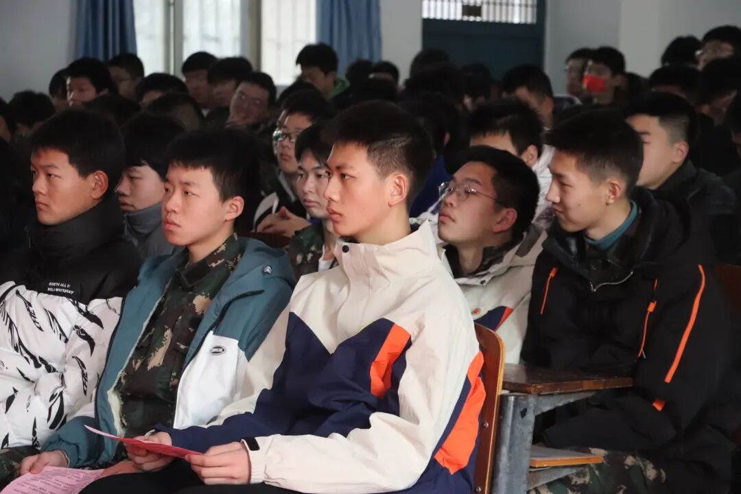 我校联合辖区派出所开展“防范网络诈骗，保护师生财产不受损失”为题的法制宣传活动