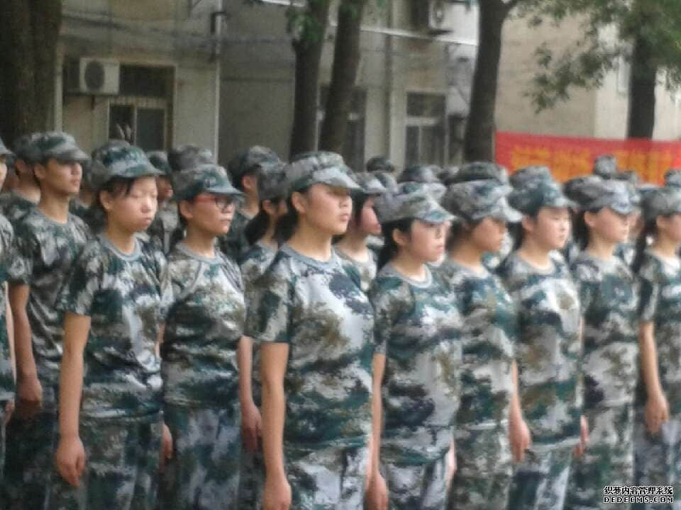 “迷彩砺意志 军训启新篇”武汉军需工业技工学校 2015 级新生军训汇演圆满举行